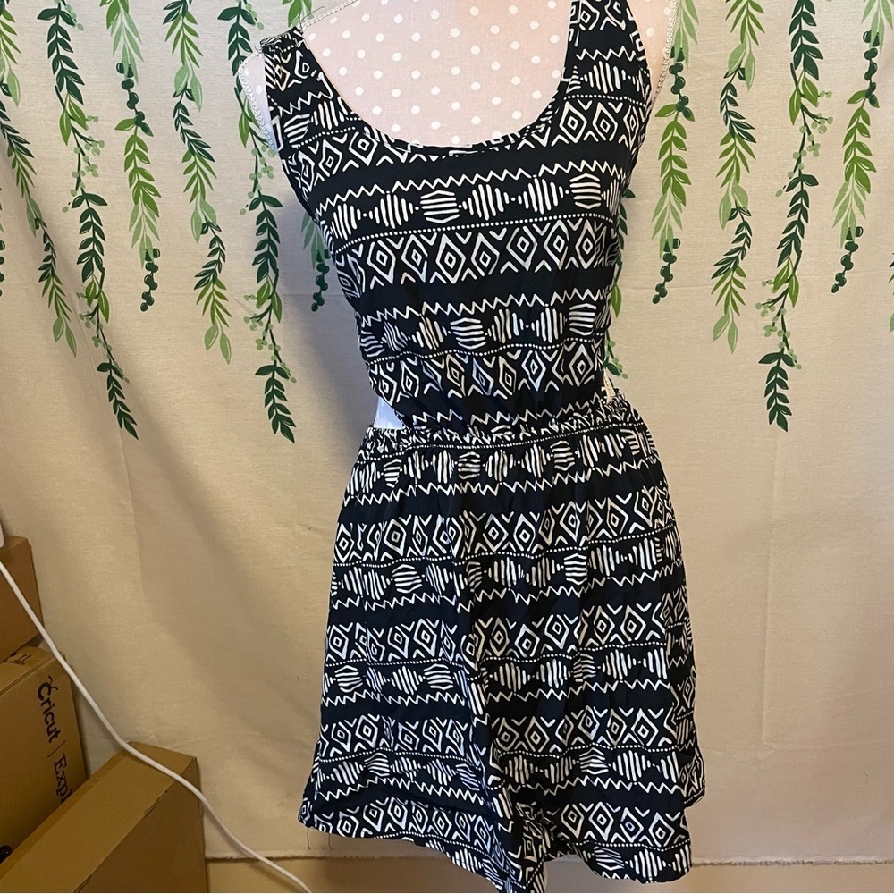 Size L Forever 21 Aztecs Black/White Dress with Cutout on the Back D2